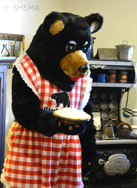 Mama Bear makes a pie